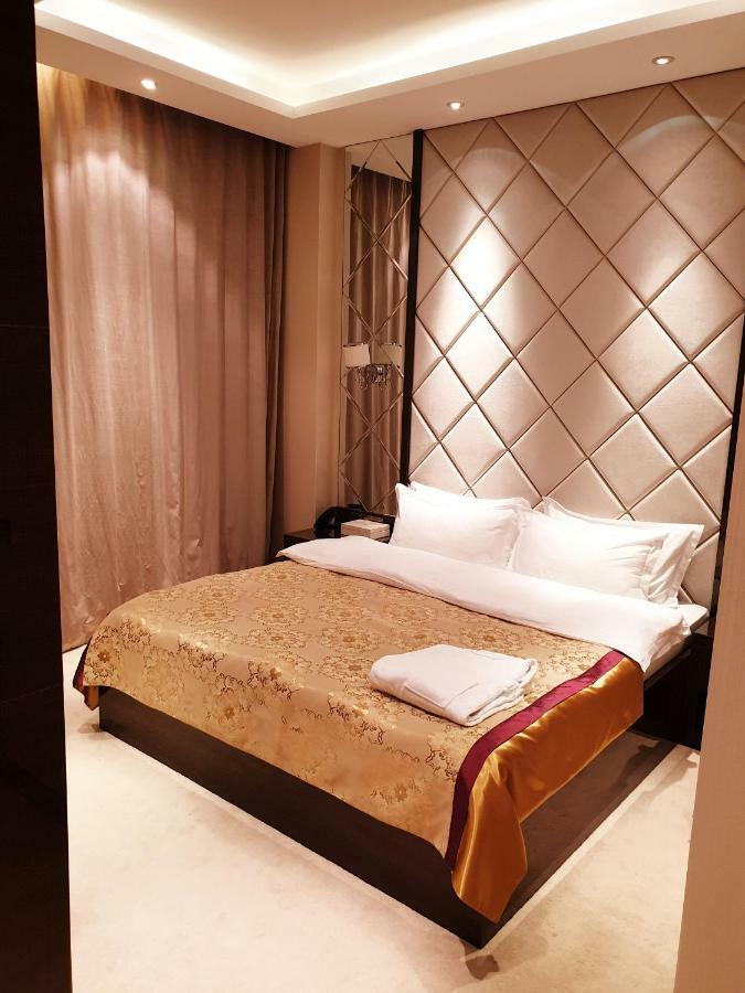Karon Palace Hotell Qal'ai Khumb Eksteriør bilde