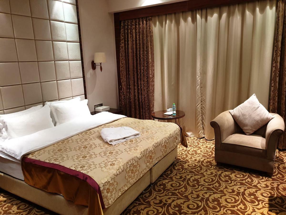 Karon Palace Hotell Qal'ai Khumb Eksteriør bilde
