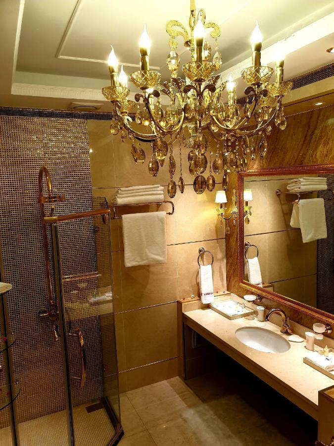 Karon Palace Hotell Qal'ai Khumb Eksteriør bilde